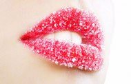 Как ровно красить губы