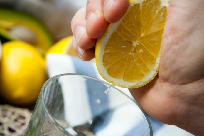 выжать сок лимона