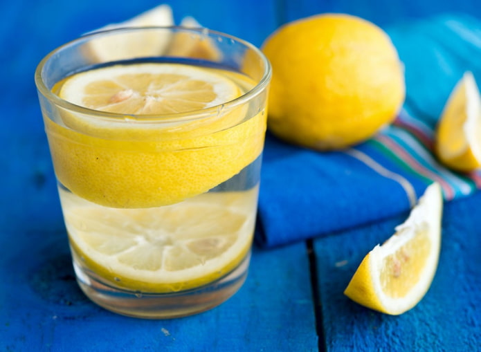 стакан с водой и лимоном