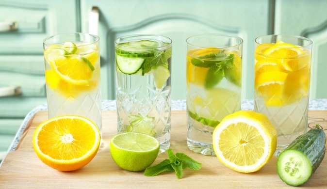 стакан с водой и лимоном и лаймом