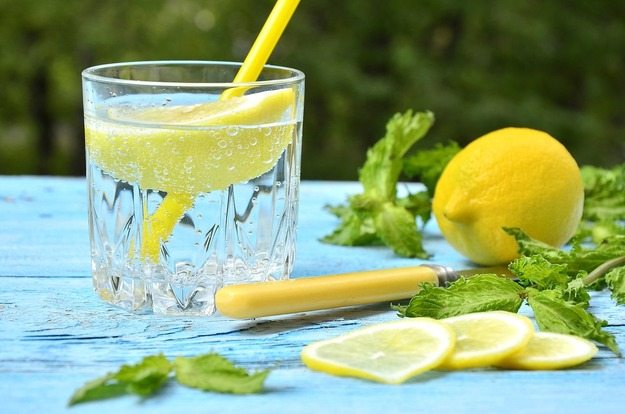 минеральная вода с лимоном