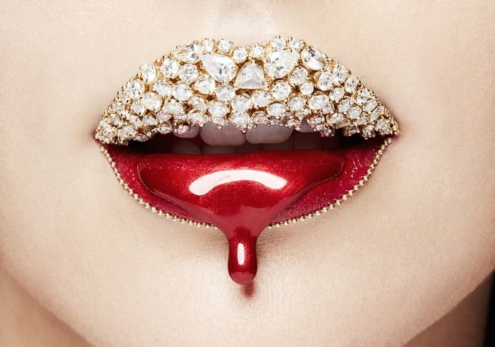 креативный макияж губ по контуру со стразами