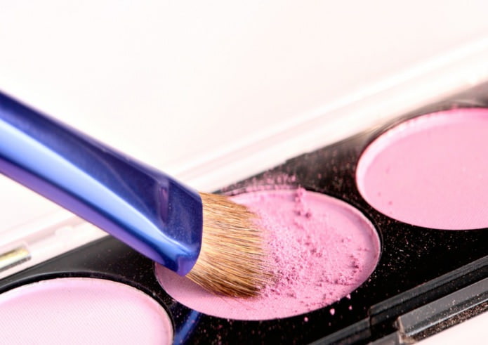 Цвет макияжа под розовое платье thumbnail