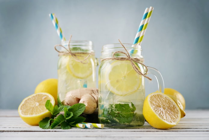 лимоны мята и кувшины с напитком