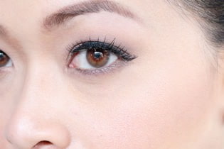 Макияж глаз для нависшего века: особенности для разных форм и цвета глаз